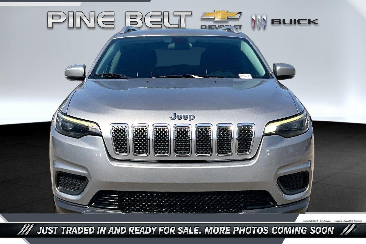Used 2020 Silver Jeep Latitude FWD image 3