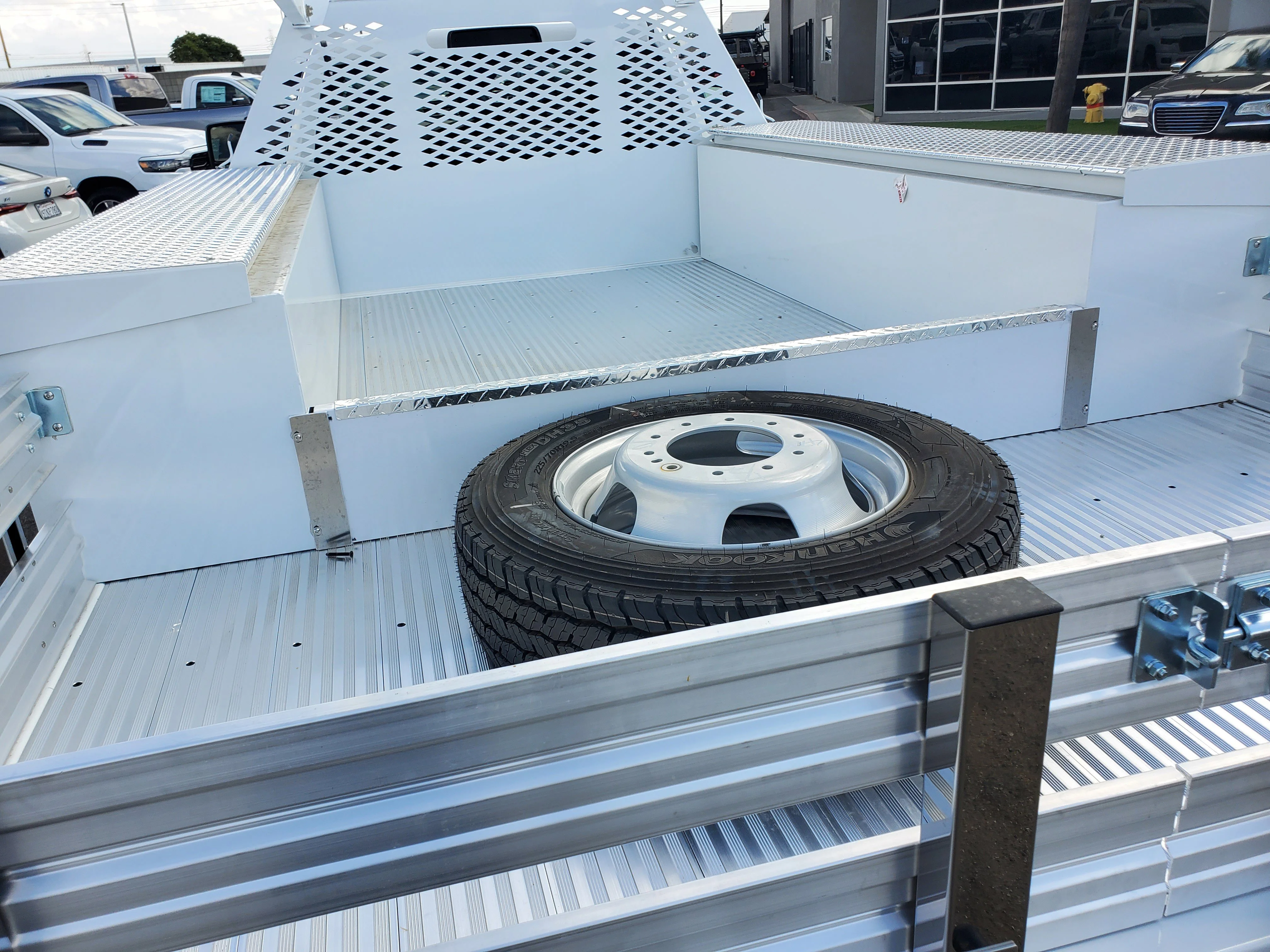 New 2026 Bright White Clear-Coat Exterior Paint RAM Tradesman image 25