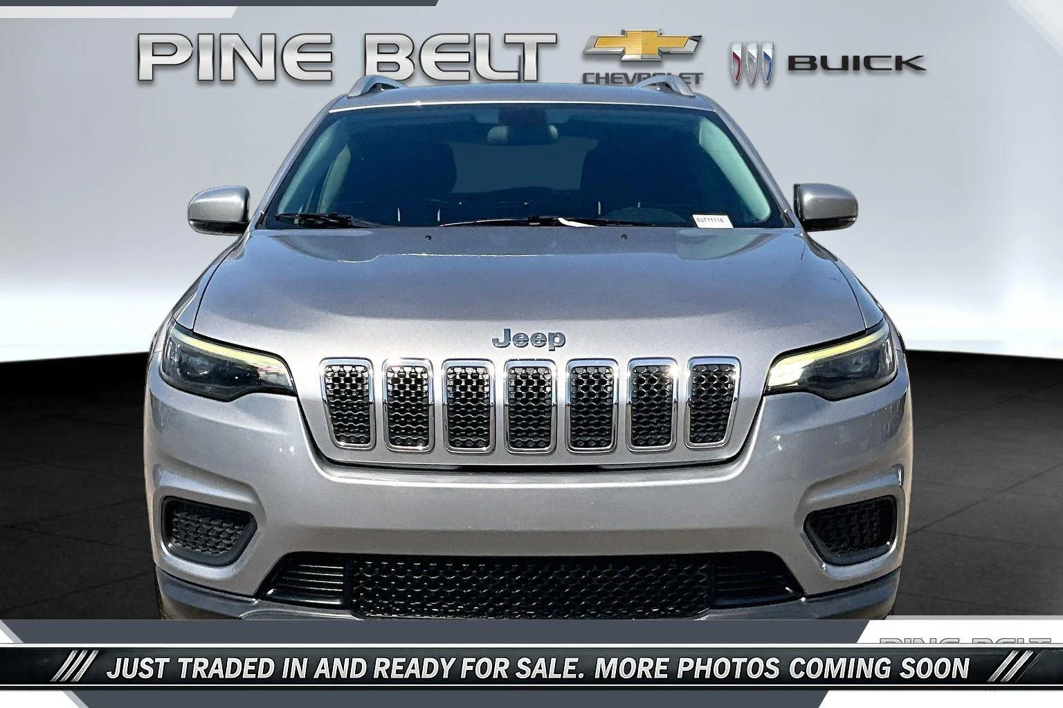 Used 2020 Silver Jeep Latitude FWD image 3
