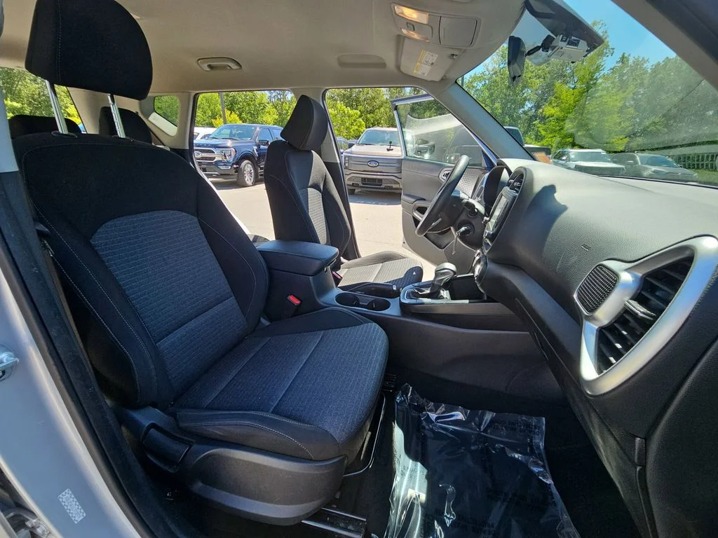 Used 2020 Silver Kia S image 10