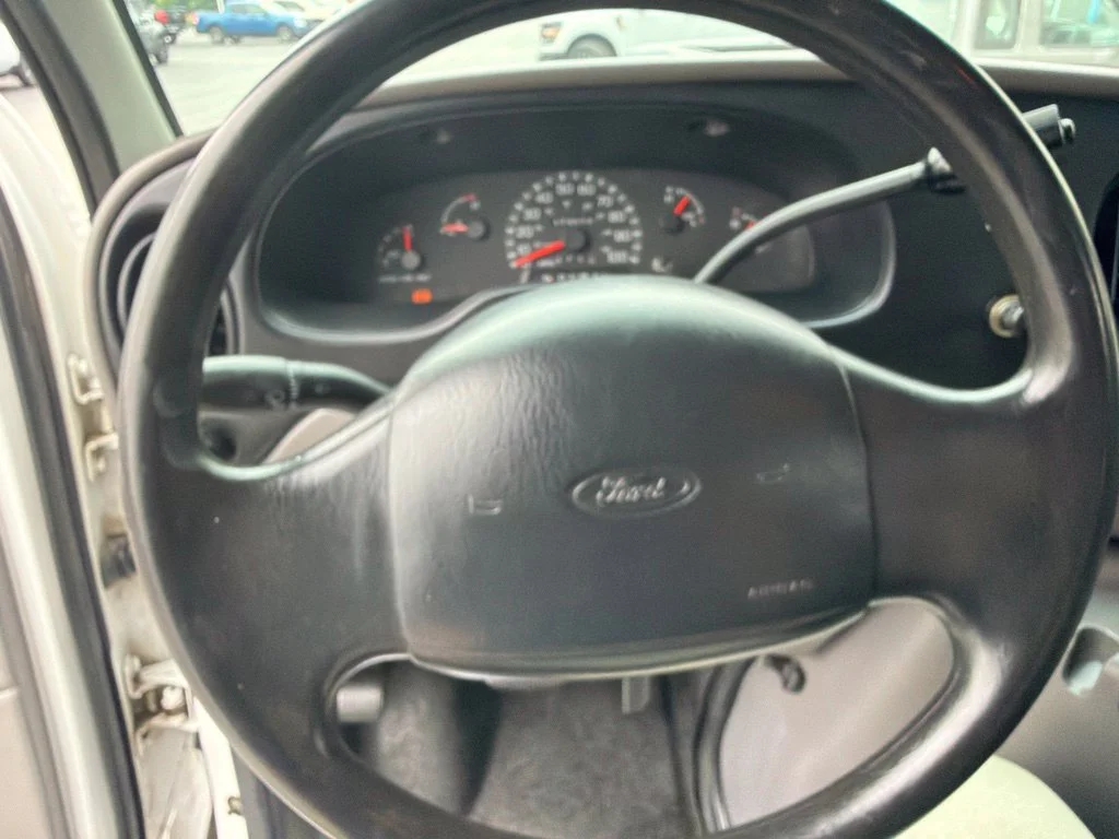 Used 2000 Oxford White Clearcoat Ford Standard image 16