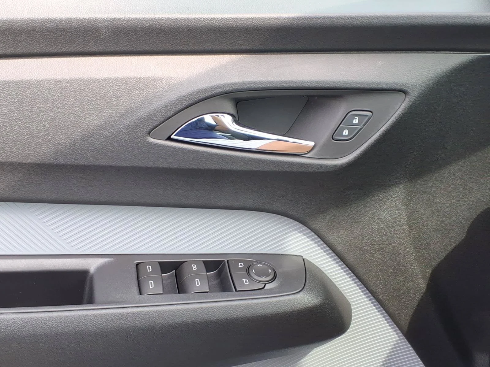 New 2027 Summit White Chevrolet LT image 12