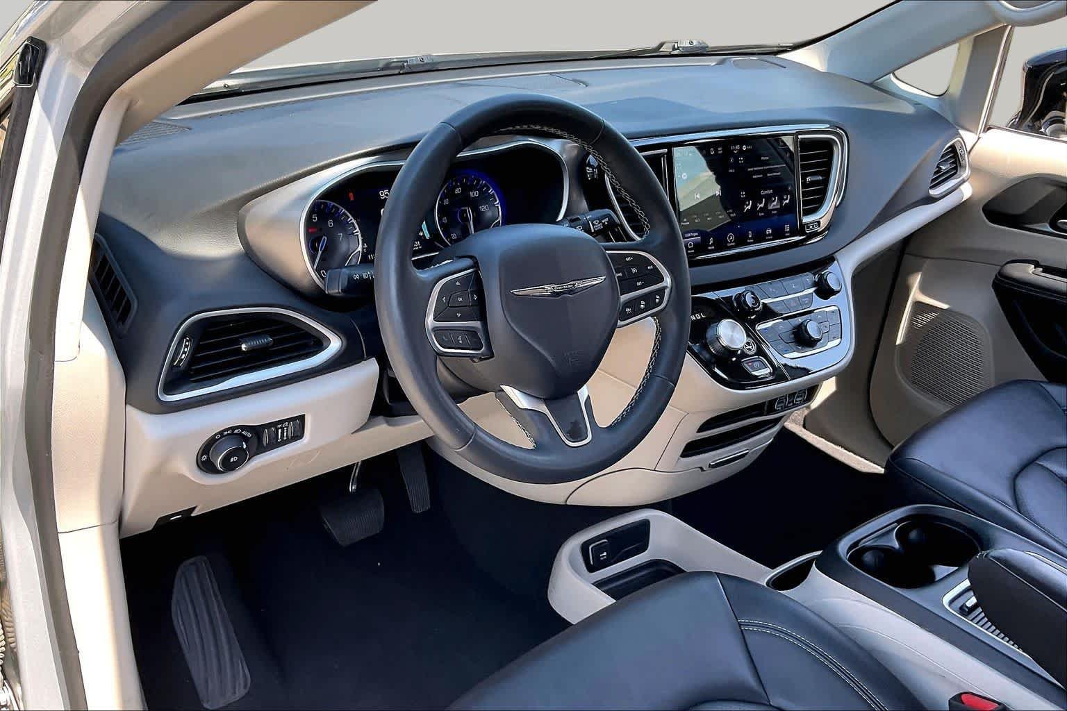 Used 2024 Silver Mist Clearcoat Chrysler Touring L image 17