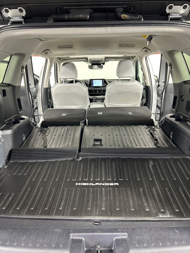 Used 2021 Silver Toyota XLE image 23