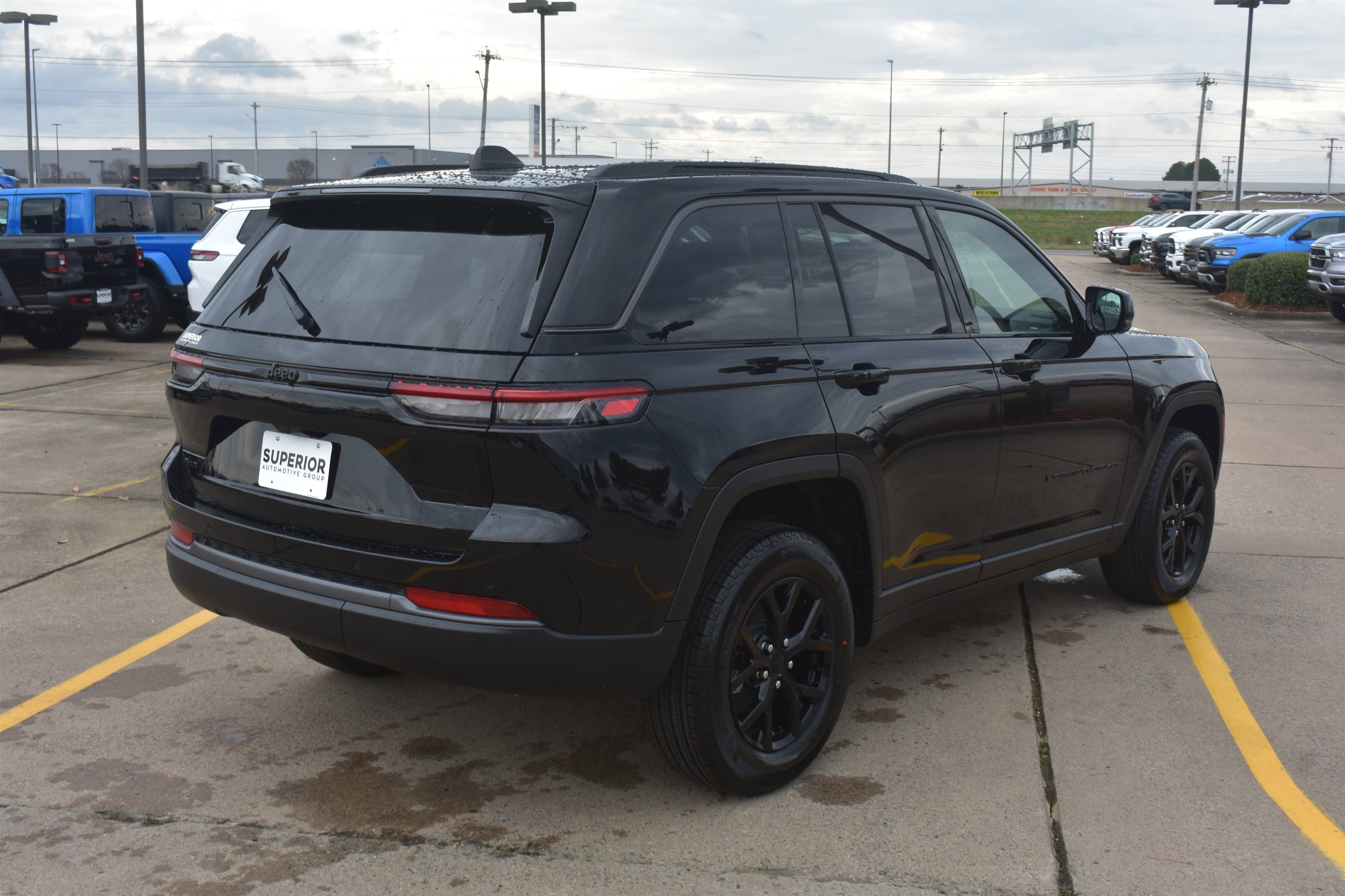 New 2026 Diamond Black Crystal Pearl-Coat Exterior Paint Jeep Laredo Altitude image 5