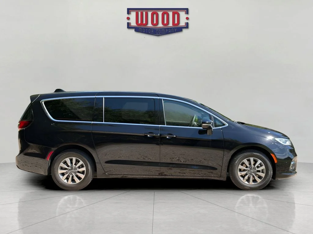 Used 2025 Diamond Black Crystal Pearlcoat Chrysler Select image 2