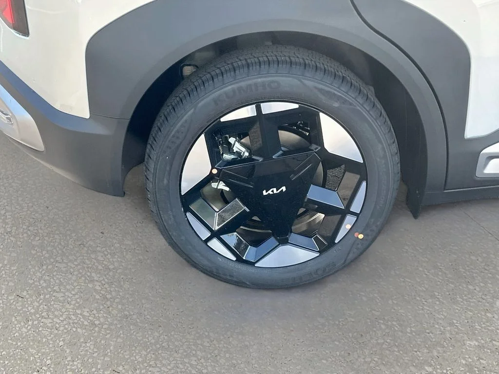 New 2027 Ivory Silver Kia S image 27
