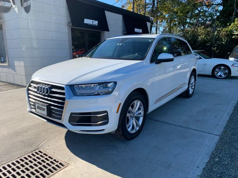 Used 2019 White Audi 55 TFSI Premium Plus Sport Utility 4D image 3