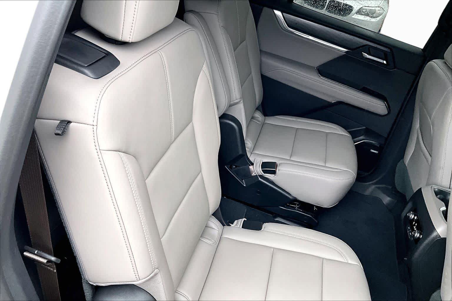 Used 2025 Summit White GMC FWD Elevation image 17