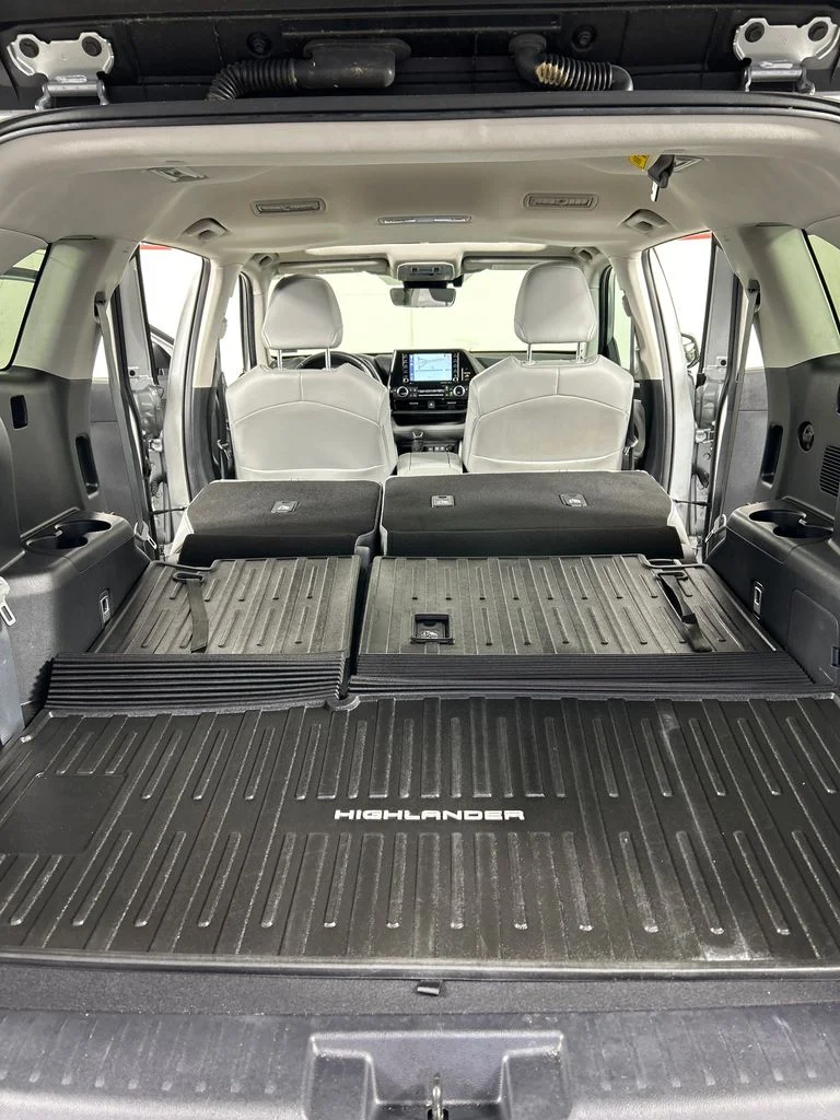 Used 2021 Silver Toyota XLE image 23