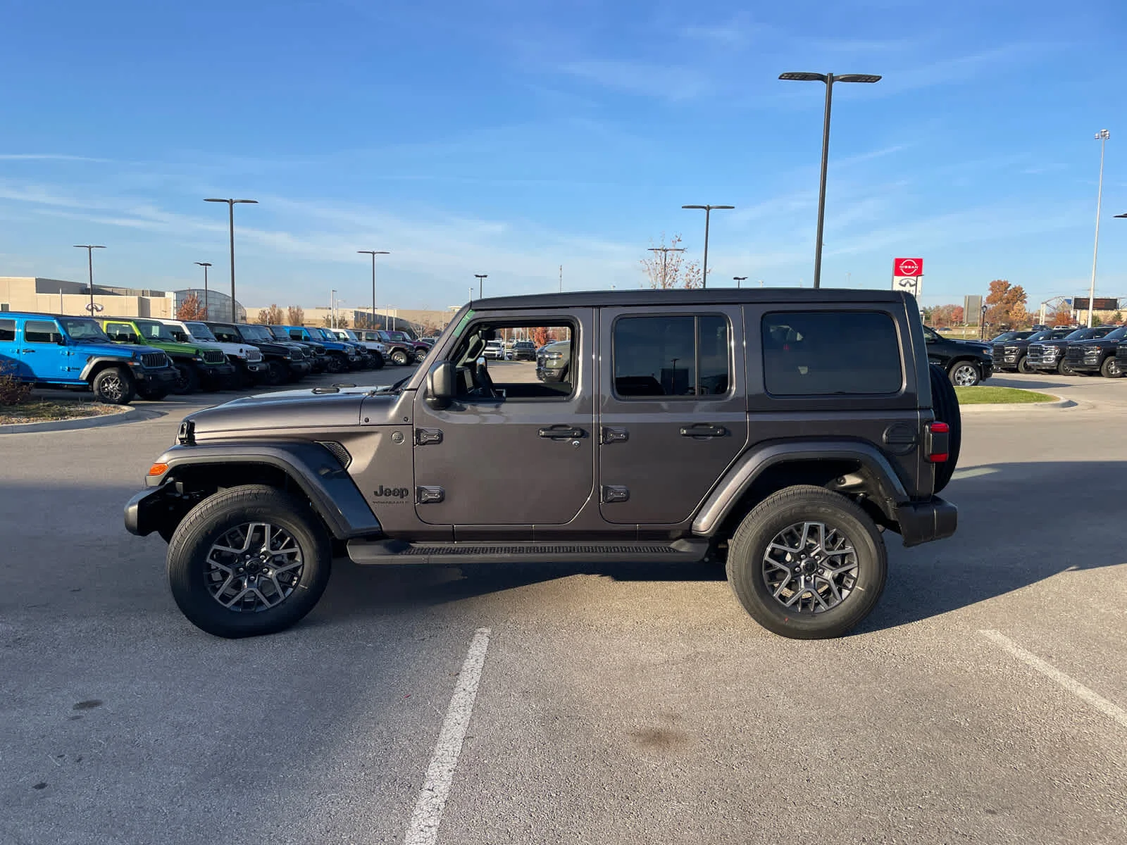 New 2026 Granite Crystal Metallic Clearcoat Jeep Sahara image 5