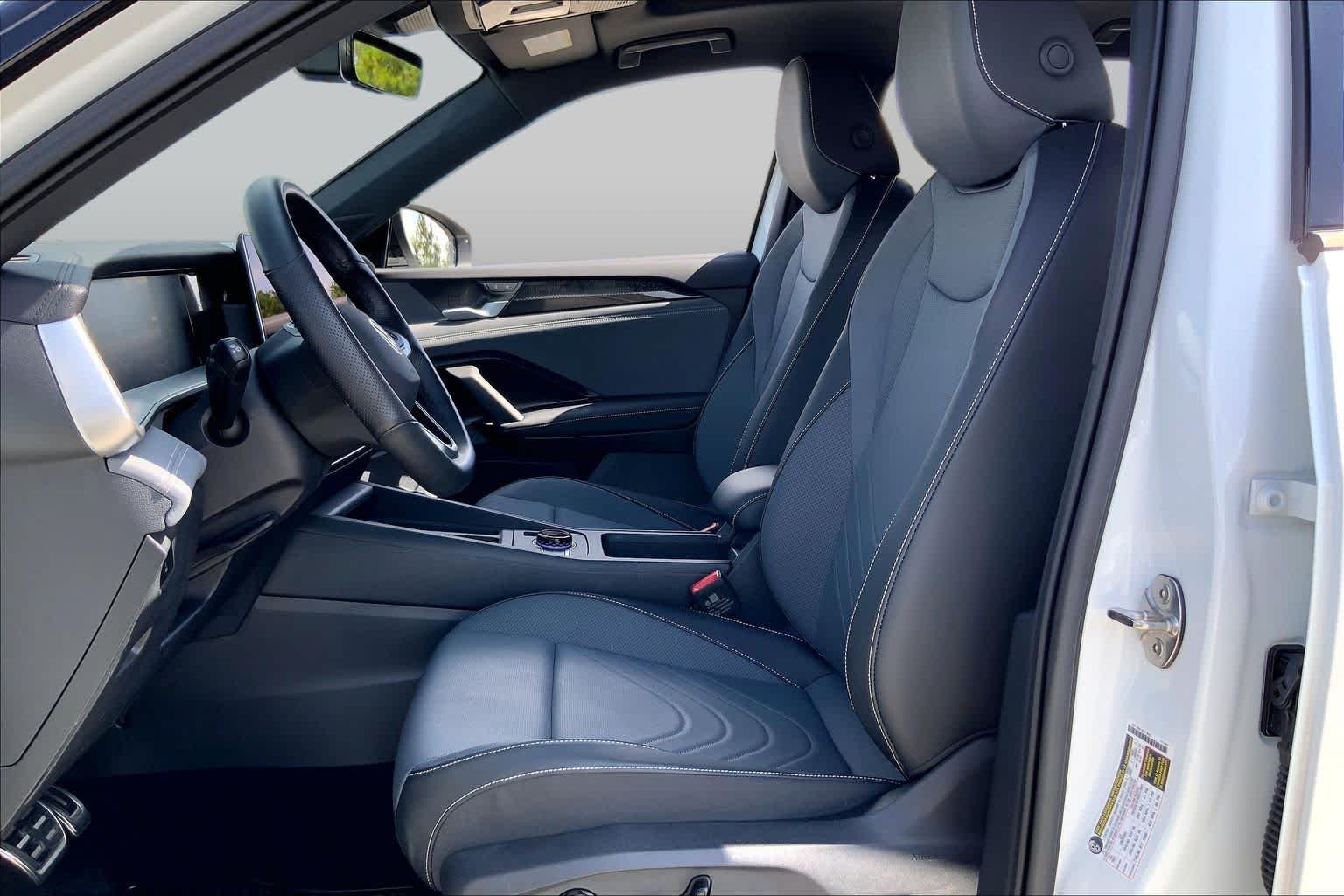 Used 2025  Deep Black Roof Volkswagen SE R-Line Black image 8