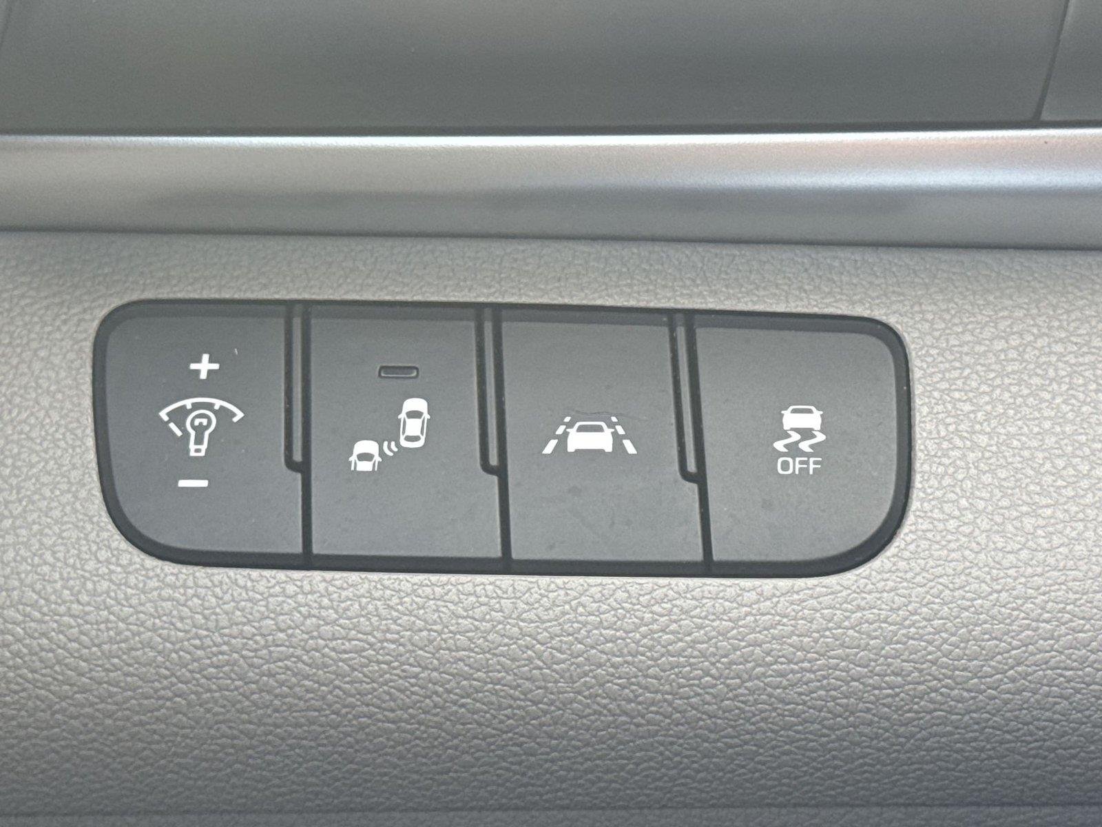 Used 2020 Fluid Metal Hyundai Limited image 31