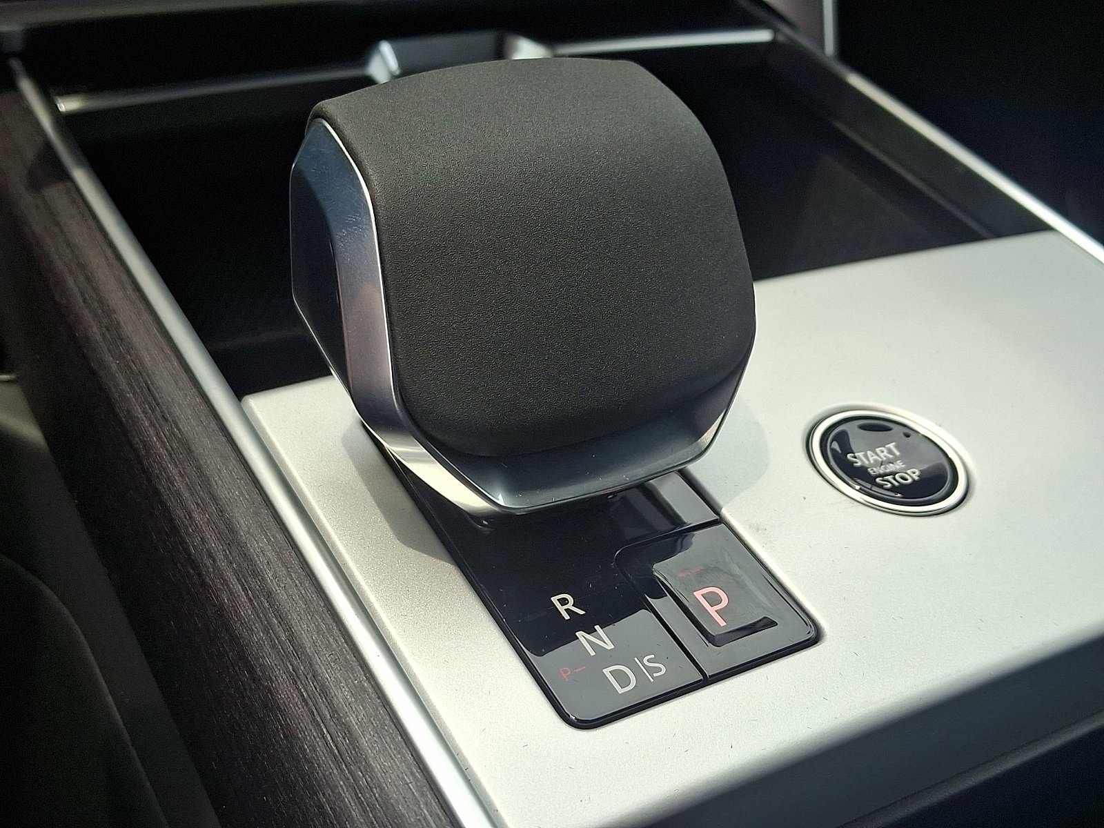 New 2026 Santorini Black Land Rover SE image 10