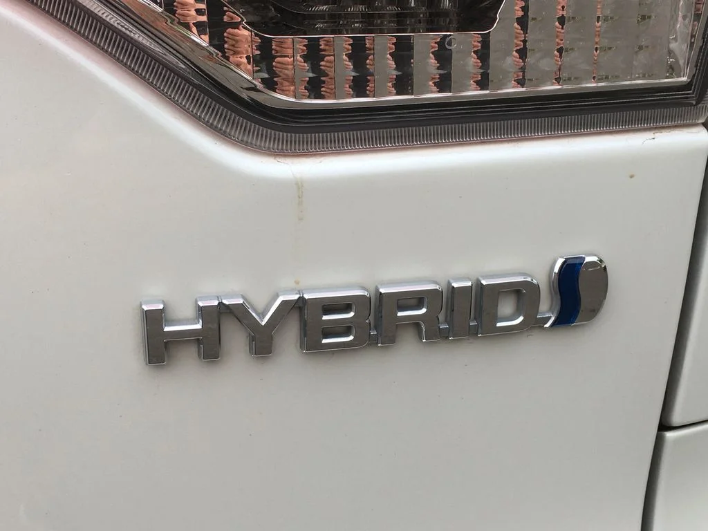Used 2019 White Toyota XLE image 6