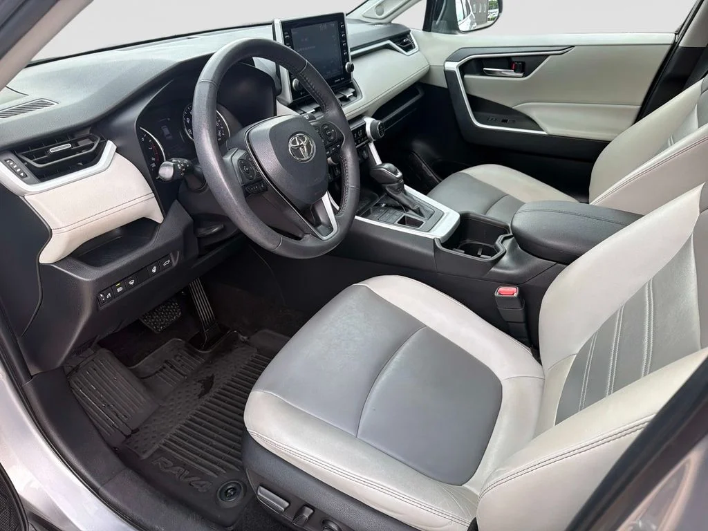 Used 2022 Silver Toyota XLE Premium image 22