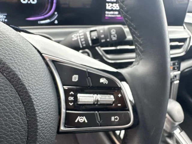 Used 2025 White Kia S image 36