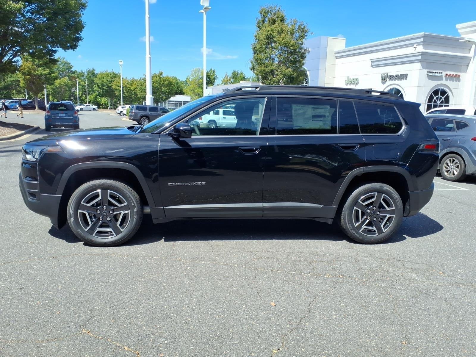New 2026 Diamond Black Crystal Pearl-Coat Exterior Paint Jeep Laredo image 3