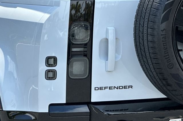 New 2026 White Land Rover X-Dynamic SE image 25