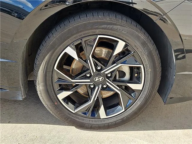 Used 2025 Abyss Black Hyundai SEL Front-Wheel Drive image 4