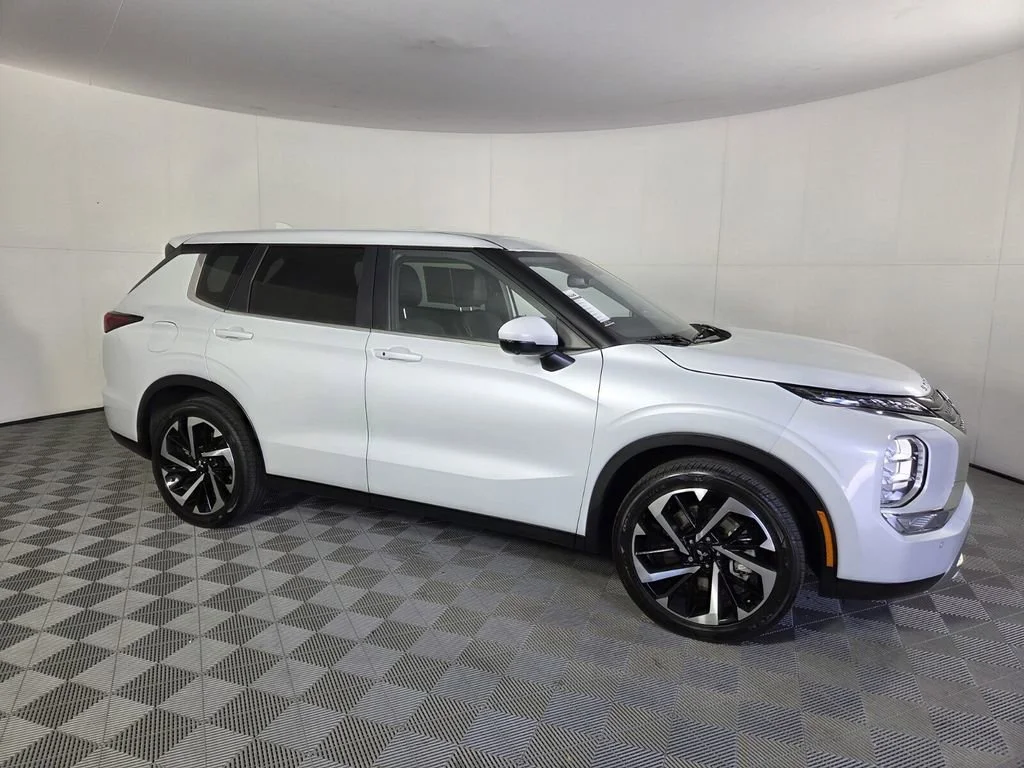 Used 2024 White Mitsubishi SE Black Edition image 5