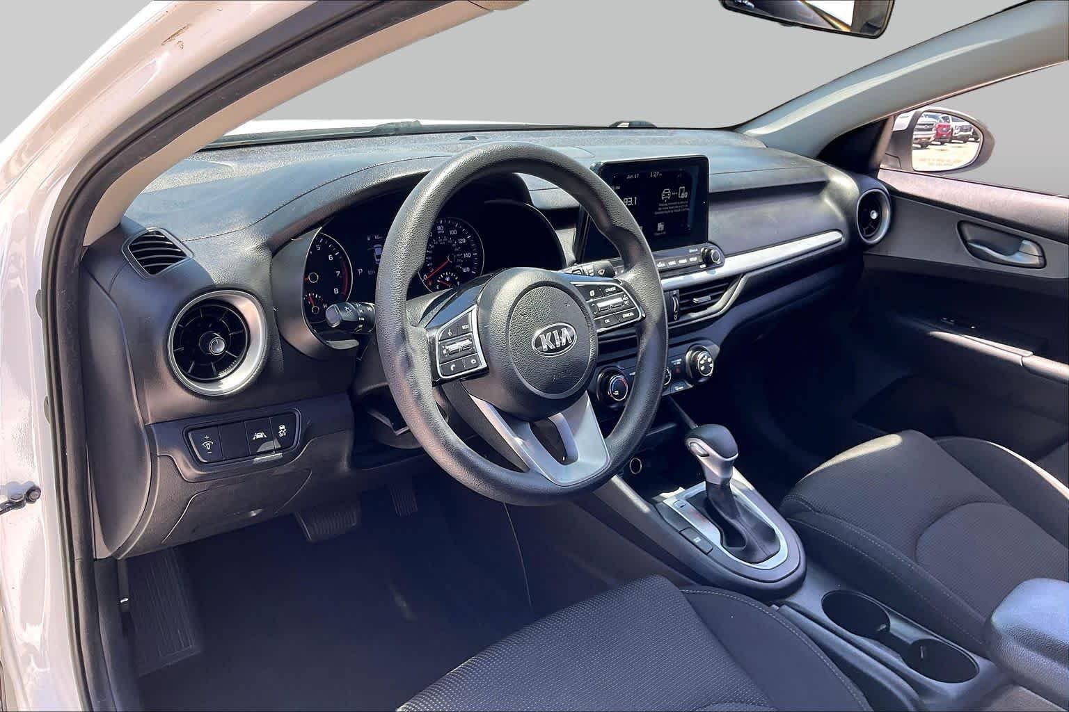 Used 2021 Clear White Kia LXS image 17