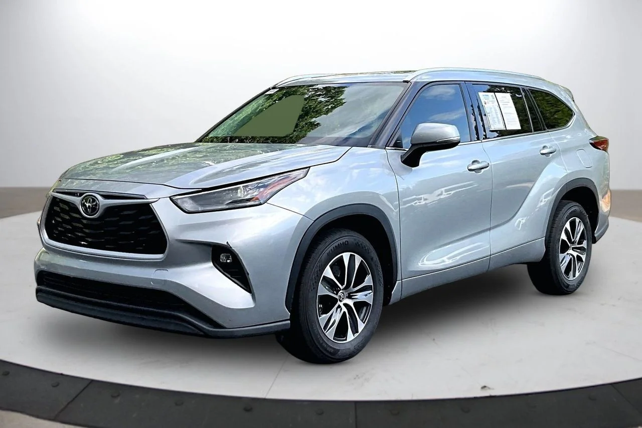 Certified Used 2021 Silver Toyota XLE image 4