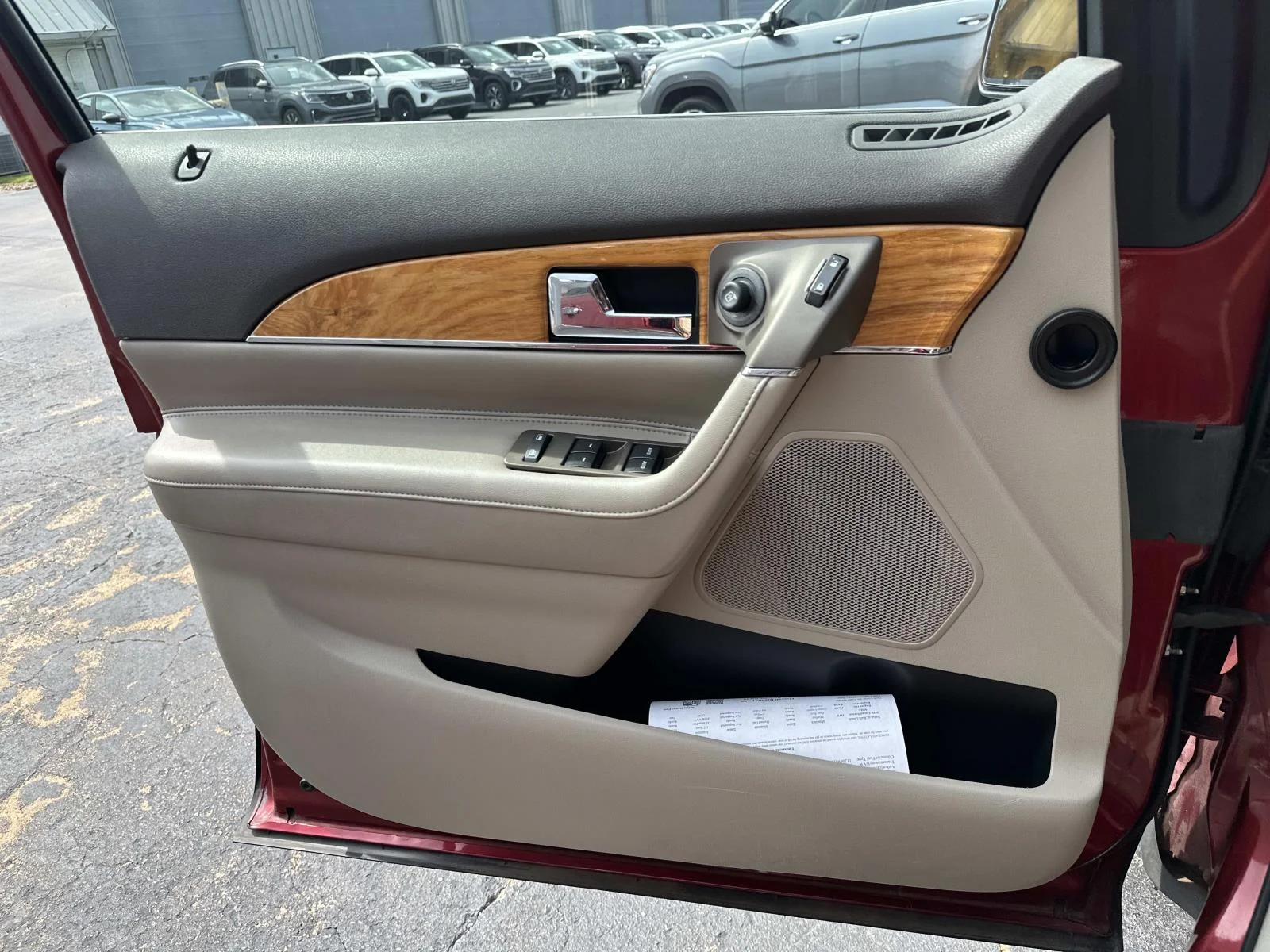 Used 2013 Red LINCOLN FWD 4dr image 13