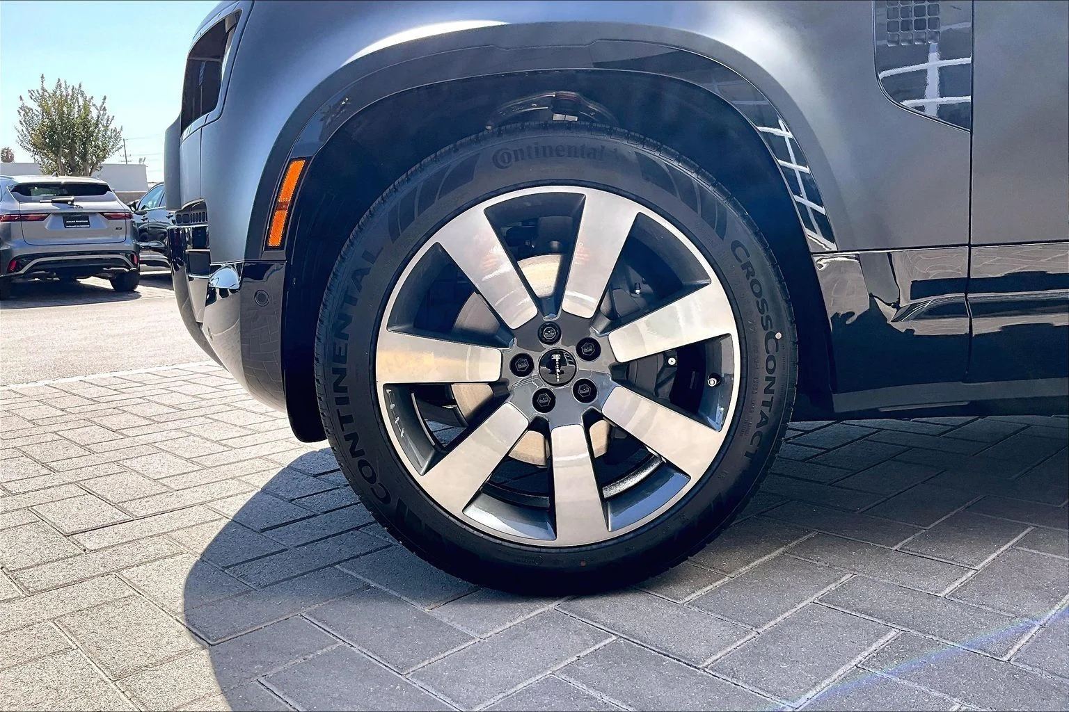 New 2026 Santorini Black Land Rover X-Dynamic SE image 13