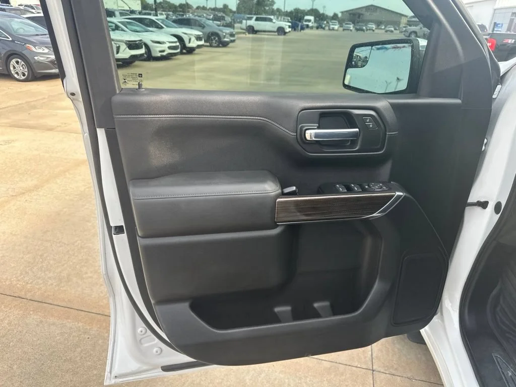 Used 2022 Iridescent Pearl Tricoat Chevrolet LT image 7