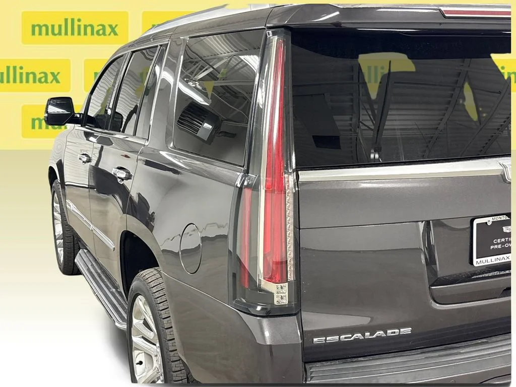 Used 2018 DARK GRANITE METALLIC Cadillac Premium Luxury image 18
