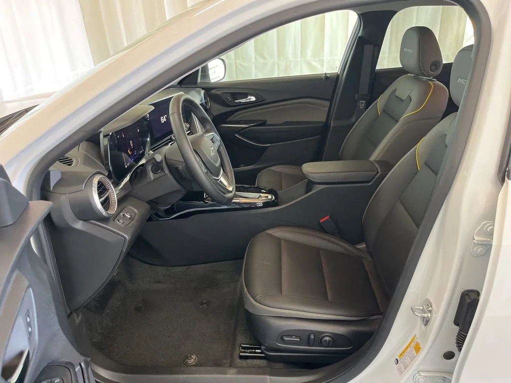 New 2025 Summit White Chevrolet ACTIV image 3