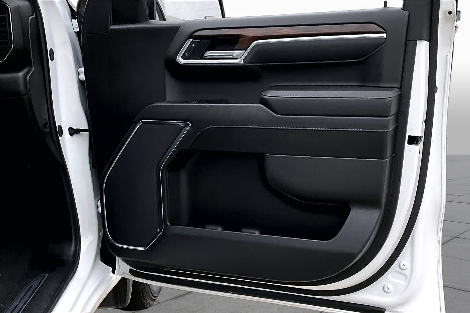 Used 2025 Summit White GMC SLT image 23