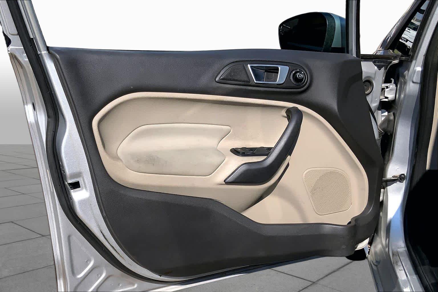 Used 2014 Ingot Silver Metallic Ford SE image 18