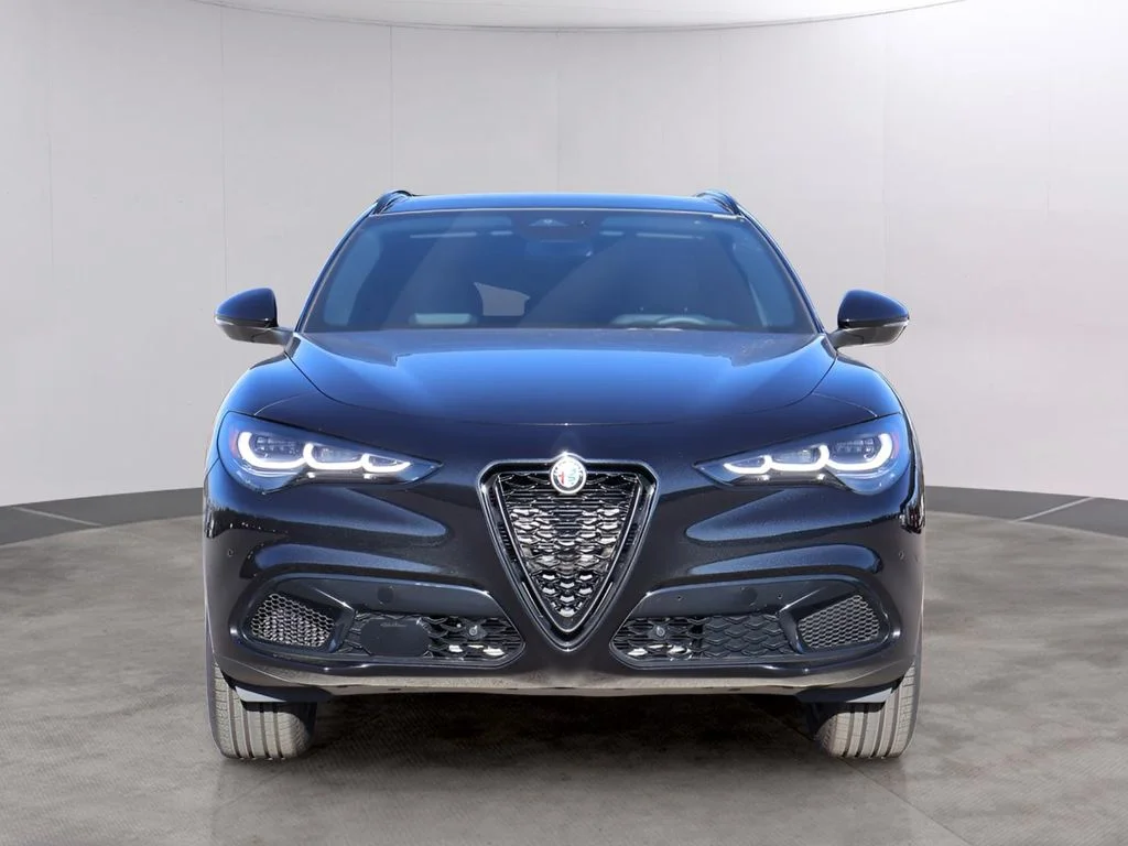 New 2025 Vulcano Black Metallic Alfa Romeo Base image 2