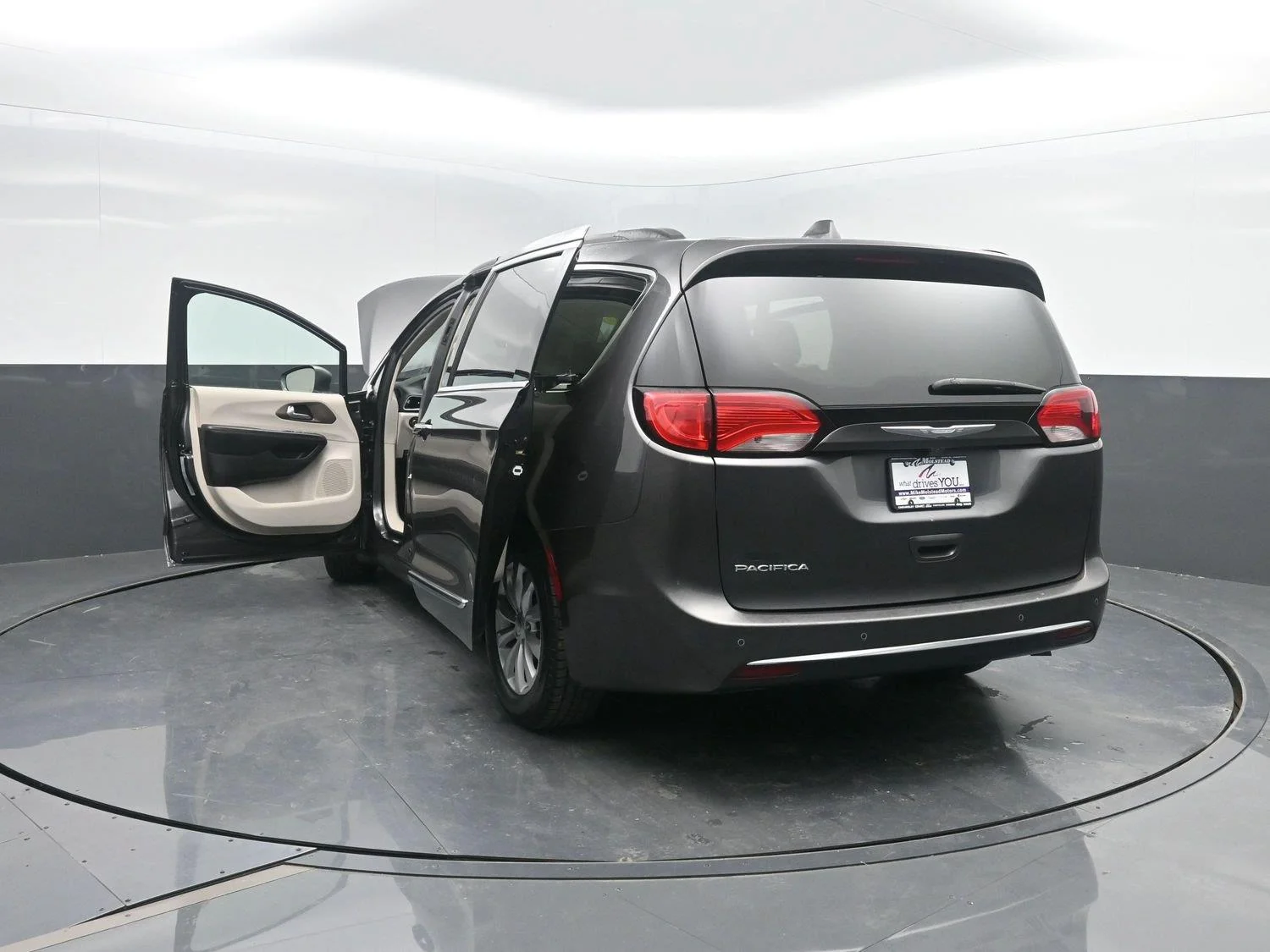 Used 2017 Granite Crystal Metallic Clearcoat Chrysler Touring-L image 43
