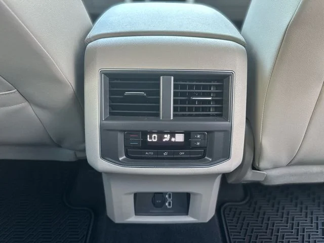 Used 2019 White Volkswagen 3.6L V6 SE image 24