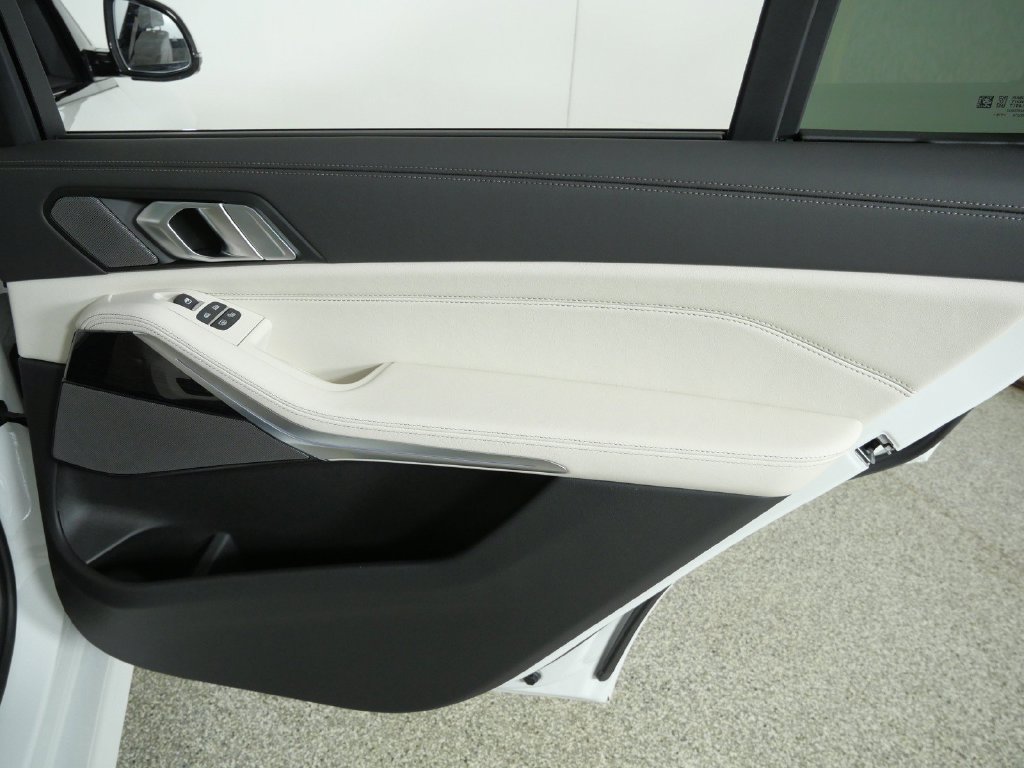 Used 2027 White BMW xDrive40i image 26