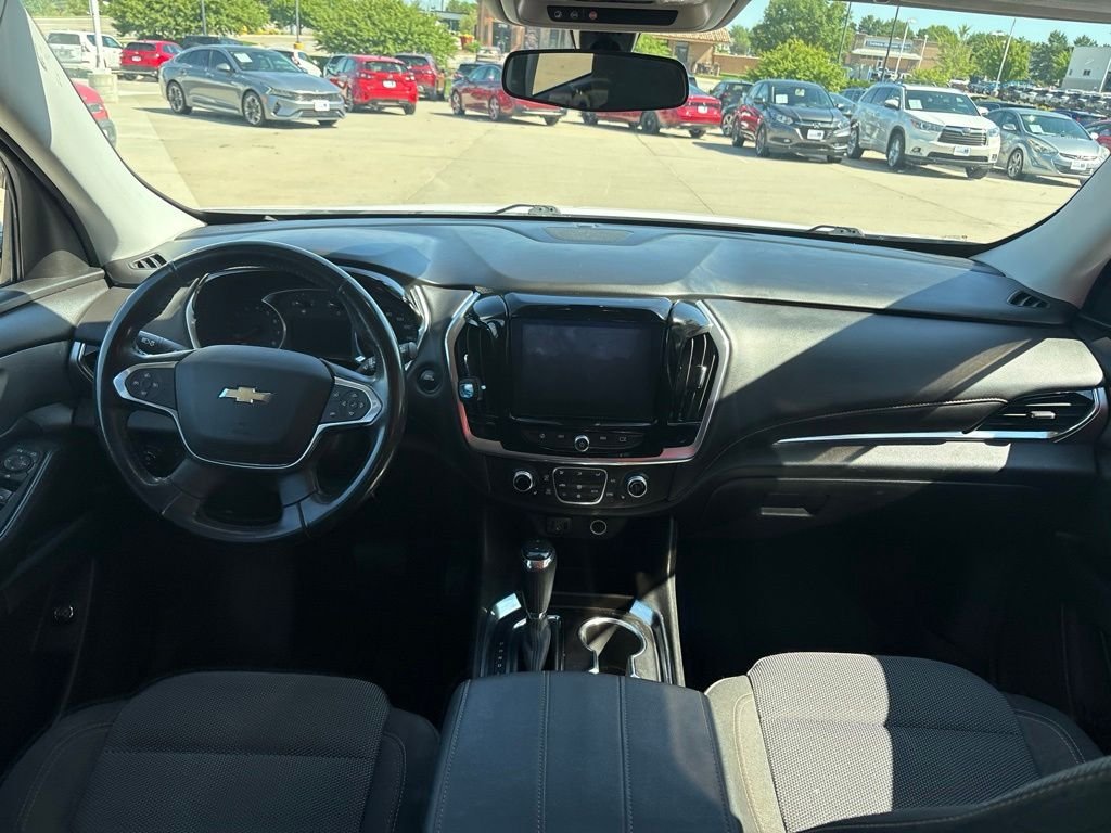 Used 2018 Iridescent Pearl Tricoat Chevrolet LT Cloth w/1LT image 32