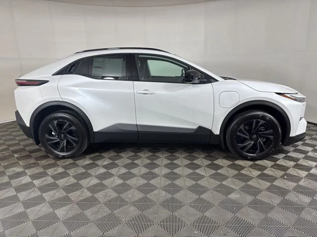 New 2026 Wind Chill Pearl <sup>1</sup> Toyota  SE image 2