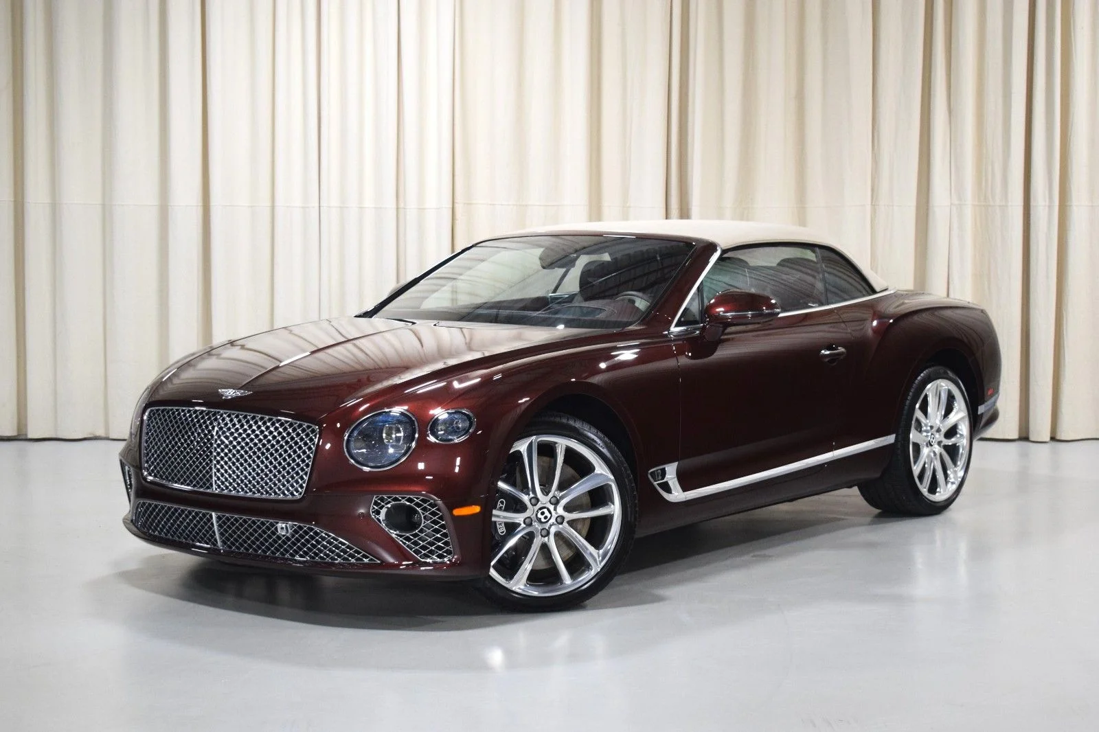 Used 2021 Red Bentley  image 1
