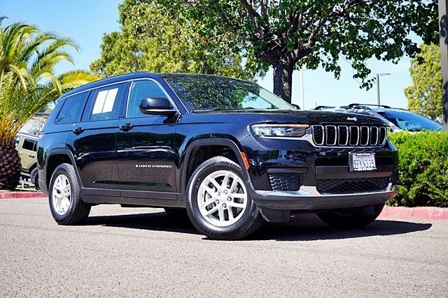Used 2023 Black Jeep Laredo image 1