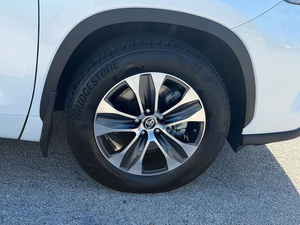 Used 2024 Beige Toyota XLE image 9
