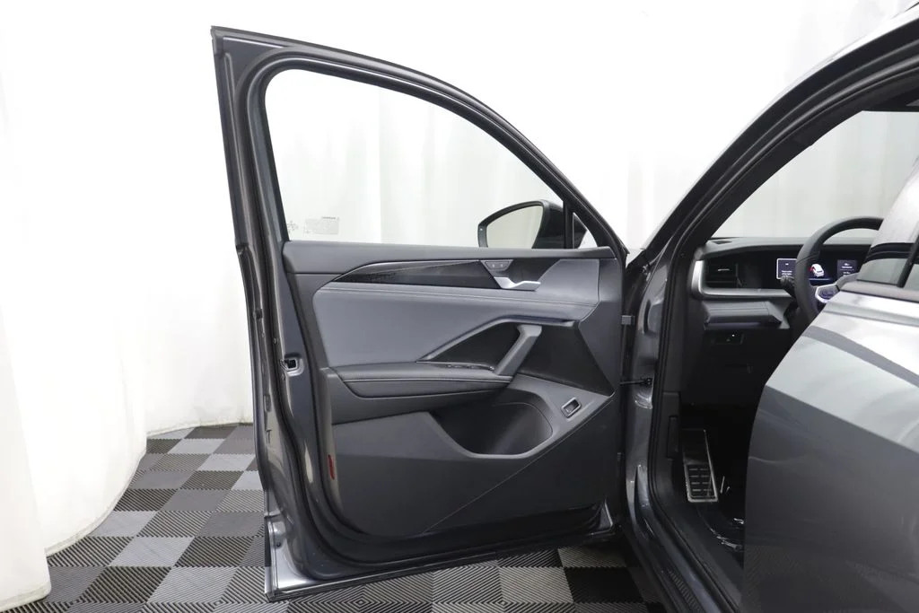 New 2026 Platinum Gray Volkswagen 2.0T SE R-Line Black image 5