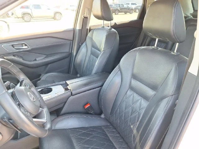 Used 2023 White Nissan Platinum image 9