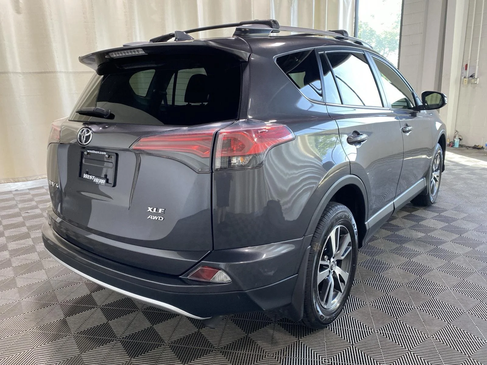 Used 2018 Magnetic Gray Metallic Toyota XLE image 7