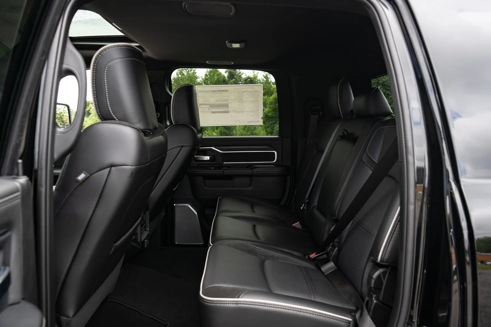 New 2026 Diamond Black Crystal Pearl-Coat Exterior Paint RAM Laramie image 35