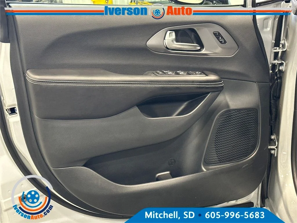 New 2026 Silver Mist Clear-Coat Exterior Paint Chrysler Select image 14