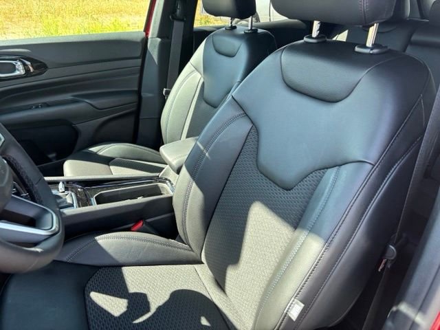 New 2026 Red Hot Pearlcoat Jeep Latitude image 12