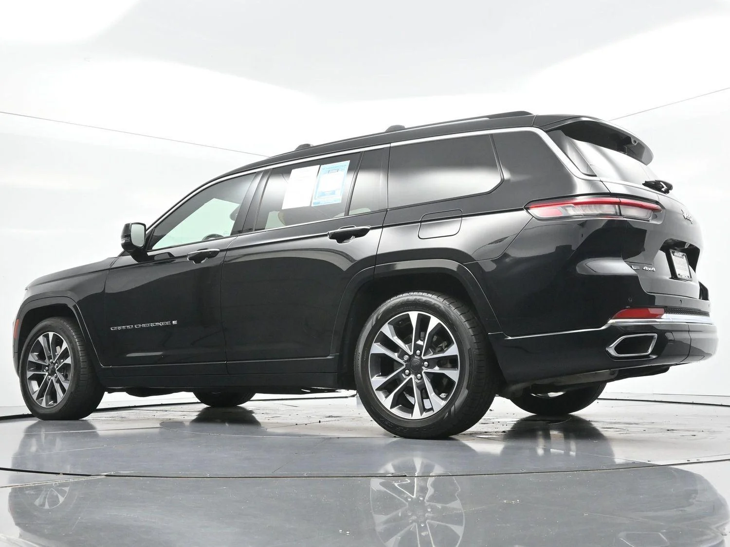Used 2023 Diamond Black Crystal Pearlcoat Jeep Overland image 57